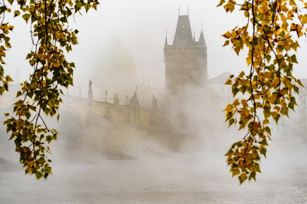 Mlžná podzimní Praha