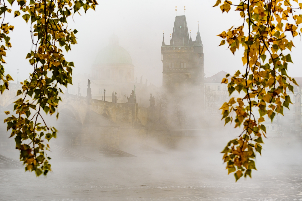Mlžná podzimní Praha