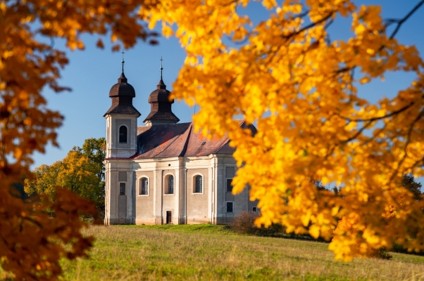 Šonovský kostelík na podzim